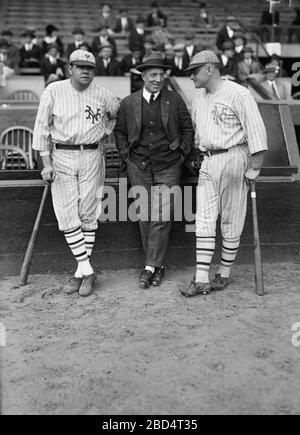 Babe Ruth et Jack Bentley dans Giants uniformes pour le jeu d'exposition; Jack Dunn au milieu du CA. Octobre 1923 Banque D'Images