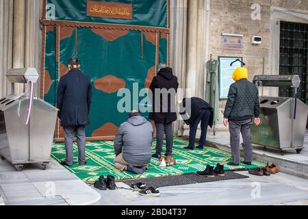 Musulmans qui prient dans la cour de la Mosquée du Sultan Eyup Banque D'Images