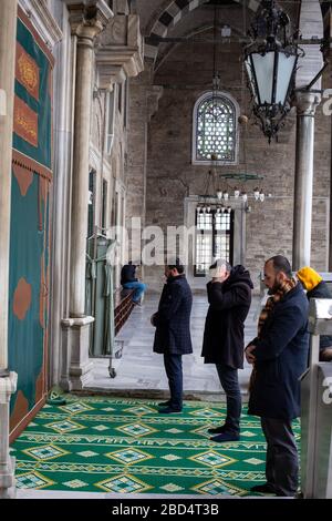 Musulmans qui prient dans la cour de la Mosquée du Sultan Eyup Banque D'Images