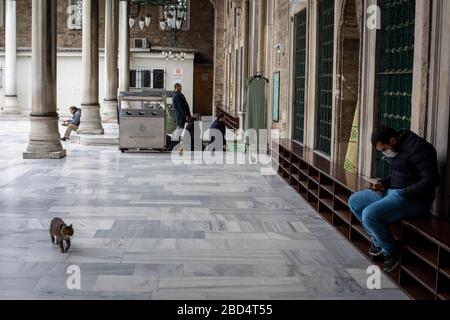 Musulmans qui prient dans la cour de la Mosquée du Sultan Eyup Banque D'Images