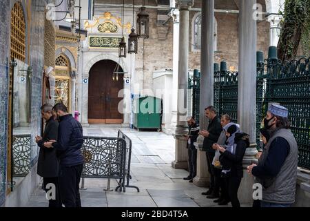 Musulmans qui prient dans la cour de la Mosquée du Sultan Eyup Banque D'Images