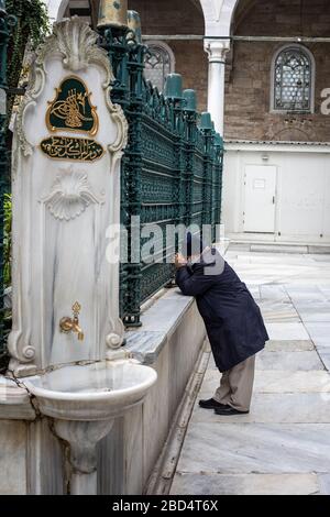 Musulmans qui prient dans la cour de la Mosquée du Sultan Eyup Banque D'Images