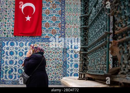 Musulmans qui prient dans la cour de la Mosquée du Sultan Eyup Banque D'Images