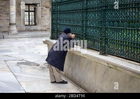 Musulmans qui prient dans la cour de la Mosquée du Sultan Eyup Banque D'Images