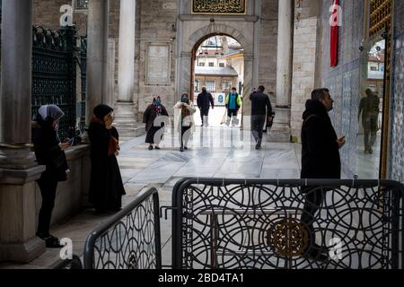 Musulmans qui prient dans la cour de la Mosquée du Sultan Eyup Banque D'Images