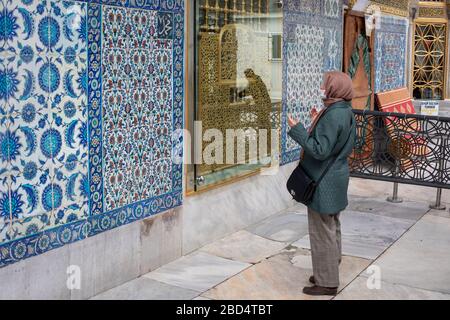 Musulmans qui prient dans la cour de la Mosquée du Sultan Eyup Banque D'Images