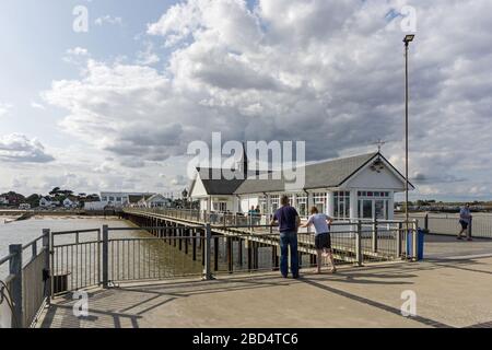 Homme et garçon regardant par-dessus les rampes à la fin de la jetée, Southwold, Suffolk, Royaume-Uni Banque D'Images