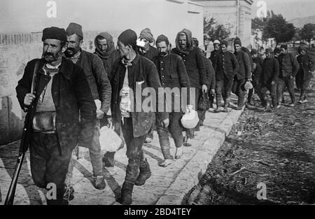 Prisonniers turcs, probablement pendant la première guerre des Balkans, 1912-1913 Banque D'Images