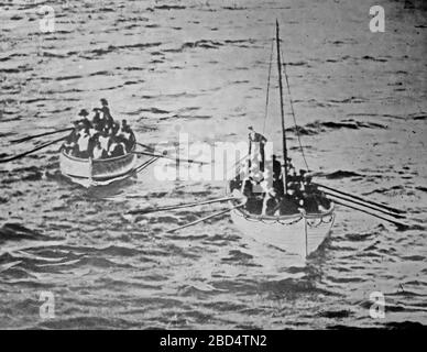 TITANIC bateaux de vie sur le chemin de CARPATHIA CA. 12 avril 1912 Banque D'Images