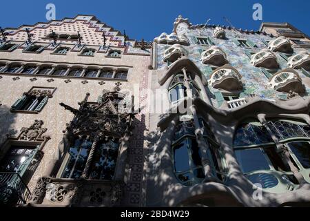 Casa Amatller par l'architecte Josep Puig i Cadafalch, à côté de Casa Batlló par l'architecte Antoni Gaudi, site classé au patrimoine mondial de l'UNESCO, Passeig de Gràcia, Illa Banque D'Images