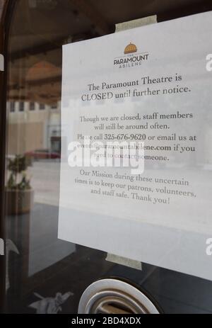 Abilene, bien qu'il n'ait pas d'ordre de refuge sur place, comme certaines villes du Texas, n'était pas un foyer d'activités le 28 mars. De nombreuses entreprises locales sont fermées en raison de la pandémie mondiale de Coronavirus, ce qui fait que de nombreuses personnes restent dans leur foyer. Certaines entreprises locales ont publié des messages comme celui-ci dans la fenêtre de la billetterie du théâtre Paramount. Banque D'Images