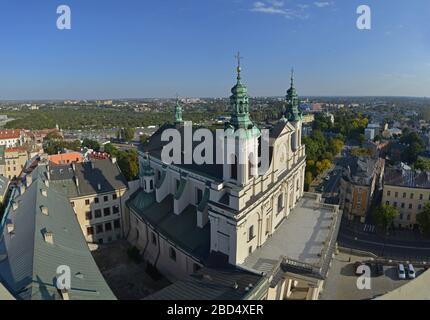 C'est une vue de dessus (panorama) de Lublin (Pologne) de la tour de Trynitarska. La cathédrale Saint-Jean-Baptiste et l'évangéliste sont au premier plan Banque D'Images