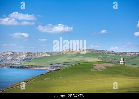 Vue sur la côte jurassique à Dorset en direction de Kimmeridge Bay, montrant la Tour Clavell et la baie Hobarrow au loin Banque D'Images