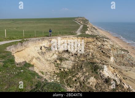 Érosion côtière le long de la côte entre Milford-on-Sea et Barton-on-Sea dans le Hampshire, Angleterre, Royaume-Uni Banque D'Images