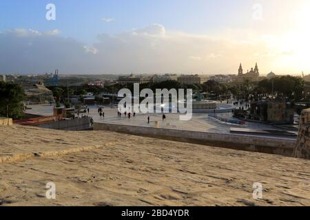 Vue panoramique sur la ville - la place principale, la fontaine des Trèves et l'église paroissiale Saint Publius, vue depuis les remparts de la ville de la Vallette, Malte Banque D'Images