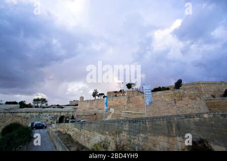 Grand et puissant cumulonimbus dominant les fortifications (St. Bastion de Jean) de la Valette, Malte Banque D'Images