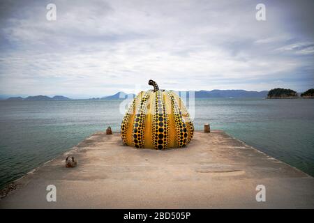 Citrouille extérieure de Yayoi Kusama, île de Naoshima, Japon Banque D'Images