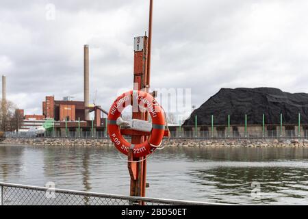 La ville d'Helsinki a sauvé la vie à Merihaka avec HELEN Power Plant et le stock de charbon à Hanasaari en arrière-plan à Helsinki, en Finlande Banque D'Images