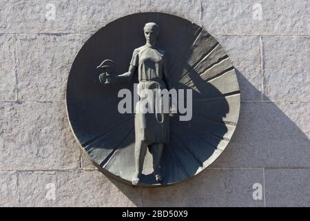 Kiev, Ukraine -06 avril 2020: Bas-relief avec une femme medic sur le devant de l'hôpital Banque D'Images