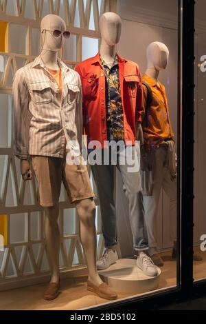 Mannequins mâles dans des vêtements élégants dans une fenêtre de magasin. Mode Banque D'Images