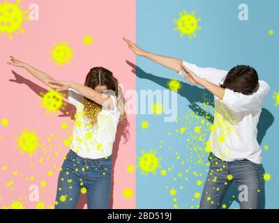 Comment éternuer à droite - couple caucasien abbing isolé sur fond de studio avec illustration de virus. De beaux modèles. Émotions humaines, ventes, santé et médecine concept. Arrêter l'épidémie. Banque D'Images
