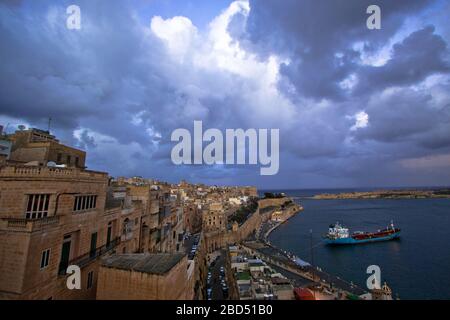 Vue panoramique sur le Grand port (il-Port il-Kbir) de la Valette, Malte, vue depuis les jardins de la Haute-Barrakka, à la Bastion Saint-Pierre et Paul Banque D'Images