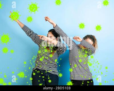Comment éternuer droit - les femmes caucasiennes abbing isolé sur fond de studio avec l'illustration des virus. Beau modèle féminin. Émotions humaines, ventes, santé et médecine concept. Arrêter l'épidémie. Banque D'Images