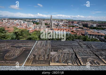 Gravure décrivant des monuments au point de vue de la cathédrale Saint Marie de Burgos (site classé au patrimoine mondial de l'UNESCO), de Burgos, de Castille et de León, Espagne, Europe Banque D'Images