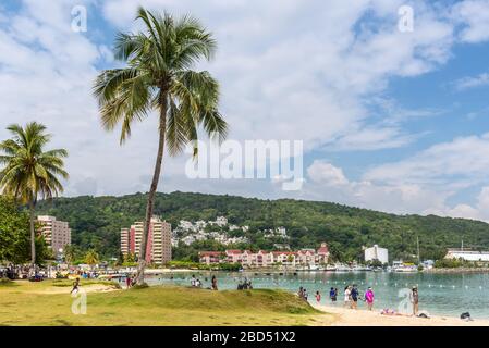 Ocho Rios, Jamaïque - 22 avril 2019: Les gens se détendre sur la plage de la baie d'Ocho Rios également appelée Turtle Beach est niché entre Sunset Jamaica Grande Banque D'Images