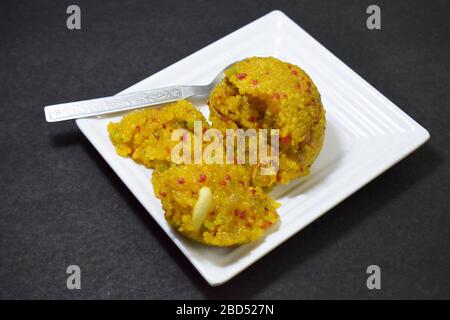 Moti Choor Laddu dans la plaque blanche sur fond noir photo image Banque D'Images