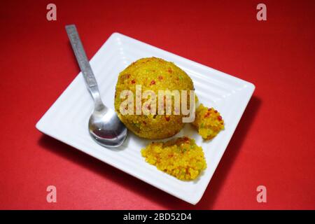 Indian Sweet Moti Choor Laddu in White plate Top View on Black Background Close-Up stock photo image Banque D'Images