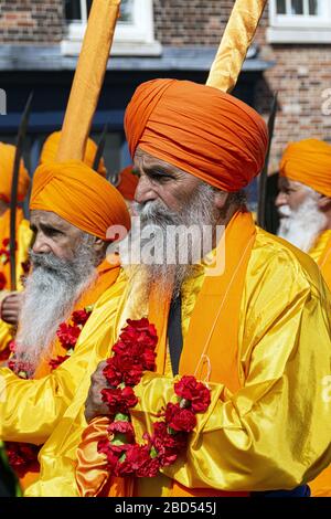 La communauté sikh portant des vêtements traditionnels célébrant la naissance de Khalsa dans les Midlands de l'Ouest, en Angleterre, au Royaume-Uni Banque D'Images