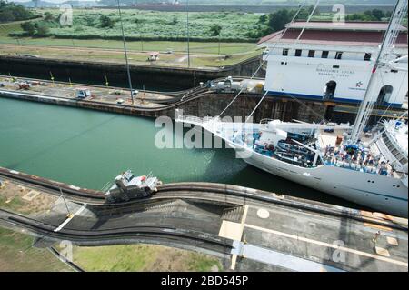 Les écluses de Miraflores au canal de Panama dans la ville de Panama. Banque D'Images