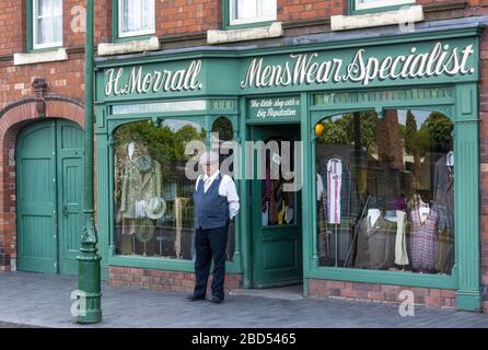 H. Morrall spécialiste des vêtements pour hommes au Black Country Living Museum à Dudley, West Midlands, Angleterre, Royaume-Uni Banque D'Images