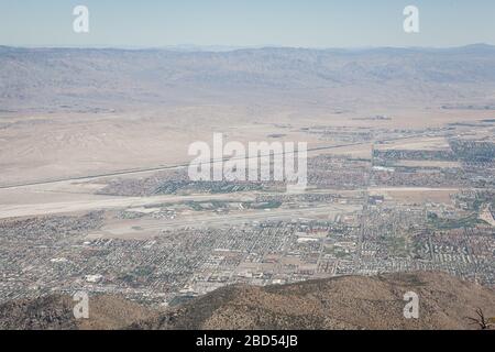 Vue sur Palm Springs et Coachella Valley depuis le mont San Jacinto State Park à proximité du tramway aérien de Palm Springs Californie Banque D'Images