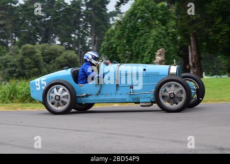 Voiture d'époque Bugatti à l'événement de montée en colline Banque D'Images