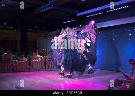 dh Indonesia culture BATEAU DE CROISIÈRE FRED OLSEN Balinais folklore traditionnel spectacle démon Barong danse Bali danse lion spectacle asiatique Banque D'Images