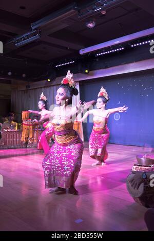 dh Culture danse BATEAU DE CROISIÈRE FRED OLSEN balinais danseuses traditionnelles en Barong danse folklorique bali robe asiatique costumes indonésiens indonésie Banque D'Images