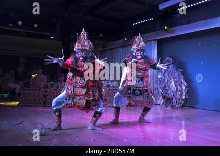 dh Culture de bateau de croisière Indonésie Mme BOUDICA FRED OLSEN Balinese Spectacle de danse traditionnelle en Barong danse bali dansant des danseurs asiatiques indonésiens danseur Banque D'Images