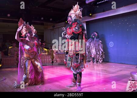 dh croisière bateau de culture danseurs MS BOUDICA FRED OLSEN Balinese Dans Barong danse performance bali danse hindouiste indonésie danseuse asiatique femme indonésienne Banque D'Images