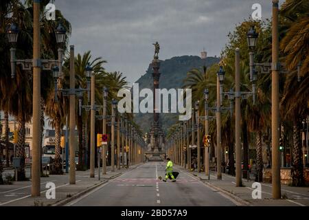 Barcelone, Catalogne, Espagne. 7 avril 2020 - un travailleur des services de nettoyage du conseil municipal de Barcelone traverse une avenue vide avec la statue de Columbus en arrière-plan. Après quatre jours de chute, les décès quotidiens de coronavirus en Espagne s'élèvent à 743. Le nombre total de morts dans le pays est maintenant de 13 798, avec 140 510 infections confirmées. Credit:Jordi Boixaeu/Alay Live News Banque D'Images