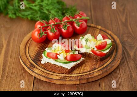 Smorrebrod - sandwichs traditionnels danois. Pain de seigle noir avec oeuf bouilli Banque D'Images