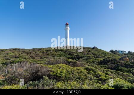 Phare blanc sur Great Ocean Road Banque D'Images