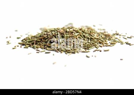 Pieu de graines de Caraway séchées (fruits de Carum carvi), connu sous le nom de fenouil méridien, cumin persan. Isoler. Épices vertes tracés de découpe, ombres séparées Banque D'Images