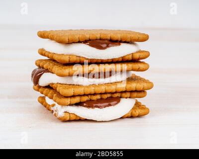 Smores, sandwichs marshmallow - biscuits au chocolat sucré américain traditionnels Banque D'Images