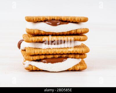 Smores, sandwichs marshmallow - biscuits au chocolat sucré américain traditionnels Banque D'Images