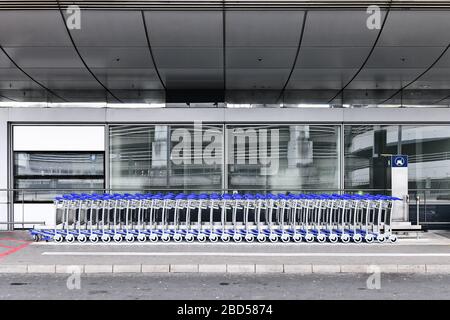 Chariots à bagages inutilisés à l'aéroport de Düsseldorf pendant la crise de Corona. Banque D'Images