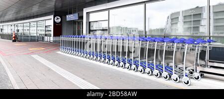 Chariots à bagages inutilisés à l'aéroport de Düsseldorf pendant la crise de Corona. Banque D'Images