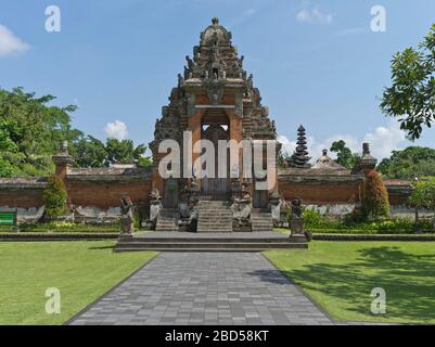 dh Pura Taman Ayun Temple Royal BALI INDONÉSIE Hindou balinais Mengwi temples Paduraksa Inner sanctum porte tour hinduism bleu ciel paysage Banque D'Images