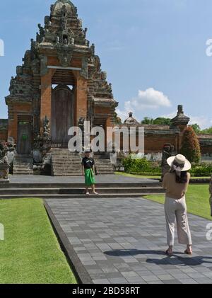 dh Pura Taman Ayun Temple Royal BALI INDONÉSIE touristes photographier Temples hindous de Mengwi balinais architecture Paduraksa visite de la porte hindouiste Banque D'Images